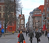 Rostock, auf der Kröpeliner Straße, hi. das Kröpeliner Tor : Fußgänger, Fußgängerzone, Tor